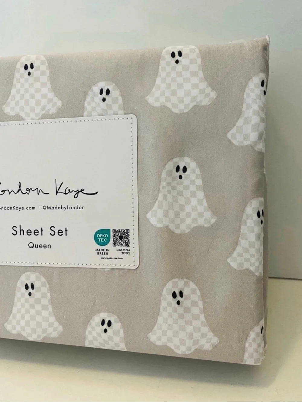 London Kaye Gray with Checkerboard Ghosts Queen Size Halloween Sheet Set